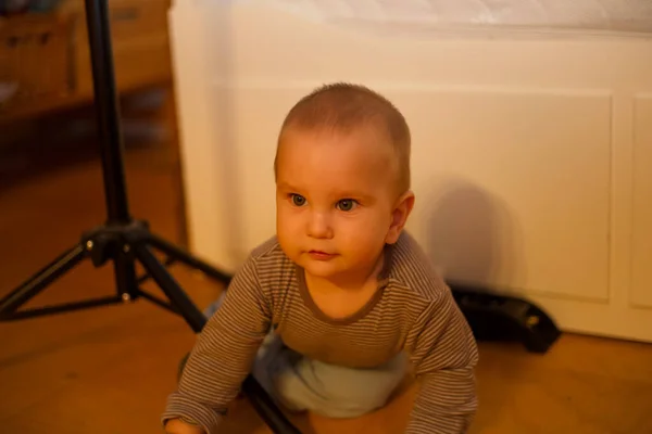 Küçük kardeşimle eğleniyorum. 