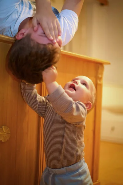 Küçük kardeşimle eğleniyorum. 