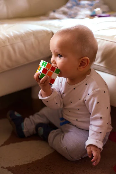 Küçük kardeşimle eğleniyorum. 