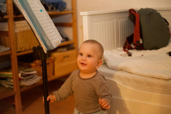 Küçük kardeşimle eğleniyorum. 