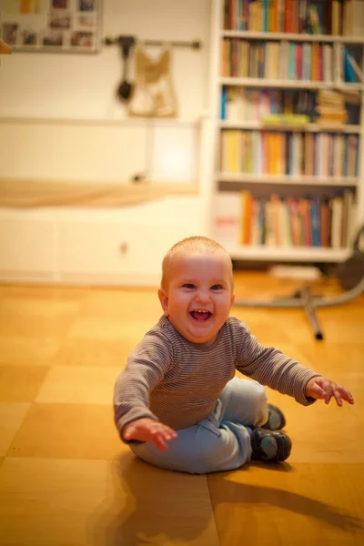 Küçük kardeşimle eğleniyorum. 