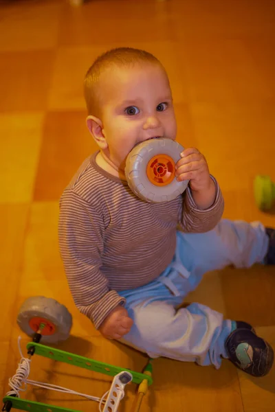 Küçük kardeşimle eğleniyorum. 