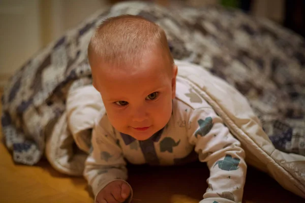 Küçük kardeşimle eğleniyorum. 