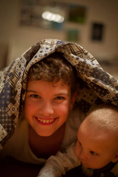 Küçük kardeşimle eğleniyorum. 