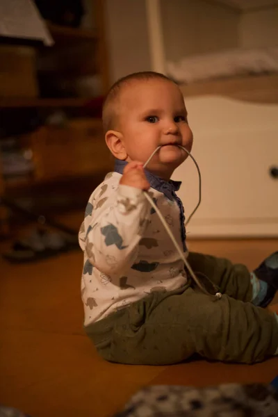 Küçük kardeşimle eğleniyorum. 