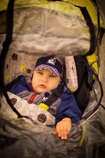 Küçük kardeşimle eğleniyorum. 