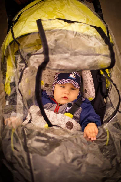 Küçük kardeşimle eğleniyorum. 