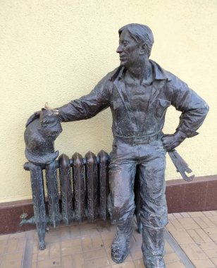 Rostov-on-don şehrinin ana caddesindeki muslukçu ve kedisinin anıtı.