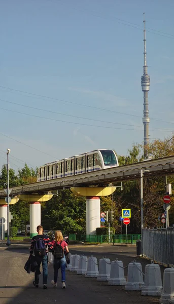 Moskwa Rosja Października 2020 Monorail Wieżą Ostankino Tle — Zdjęcie stockowe