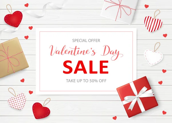 Sevgililer Günü indirimi için kalpler ve hediyelerle. Kumaş kalpler ve ahşap dokular üzerine hediyeler. Vektör illüstrasyonu. 