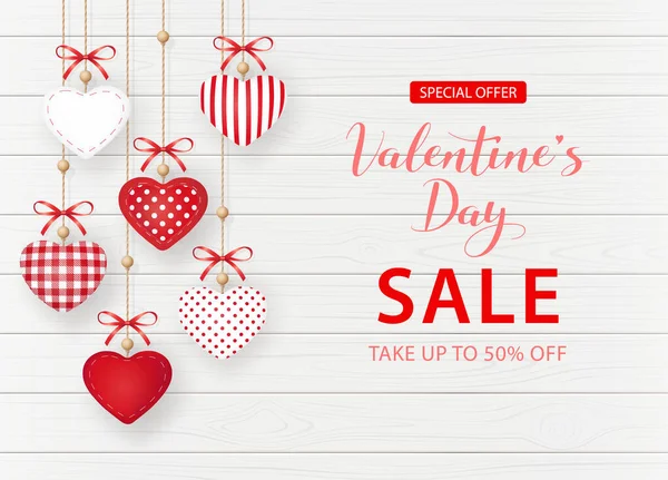 Sevgililer Günü indirimi için afiş. Kumaş kalpler ve ahşap dokuda fiyonklar olan güzel bir arka plan. Vektör illüstrasyonu.