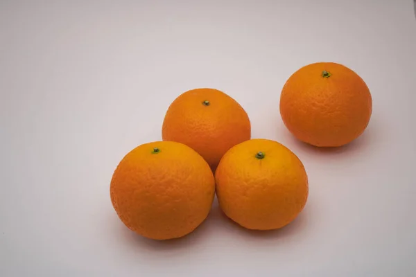 Geïsoleerde Sinaasappels Een Groep Verse Sinaasappelvruchten Een Witte Achtergrond — Stockfoto