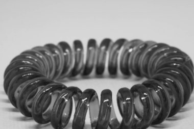  Beyaz arka plandaki saçlar için elastik bant. Makrofotoğrafçılık.