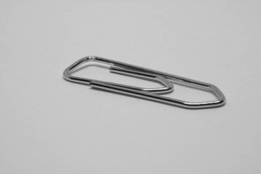 Beyaz arka planda keman, yakın plan. Makrofotoğrafçılık.