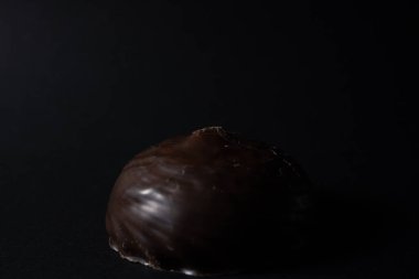 Siyah arka planda çikolata kremalı lokum..