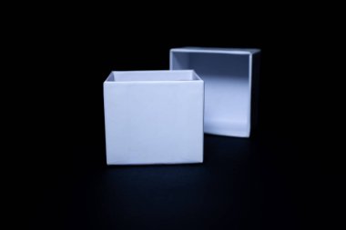  Siyah arka planı açık kapaklı beyaz hediye kutusu.