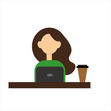  Yeşil ceketli bir kız bilgisayar masasında oturuyor ve yanında da bir kahve var..