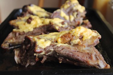  Kemik üzerinde kuzu, fırında mayonezle pişirilmiş. Kuzu eti..