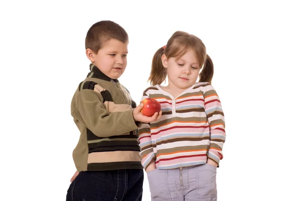 2 人の子供、リンゴ ストック写真