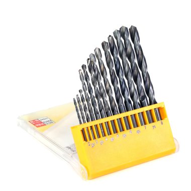 Beyaz bir arka plan üzerinde metal matkap kümesi