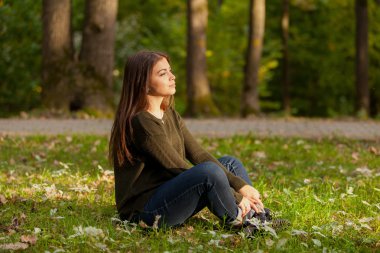 Kız parkta meditasyon