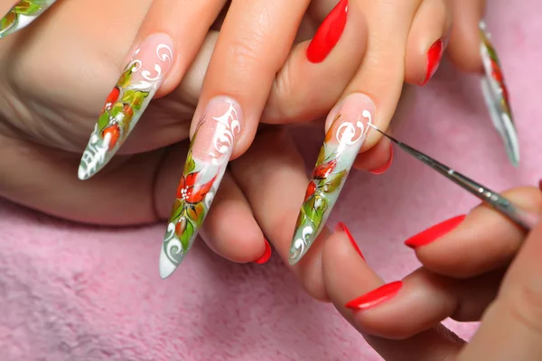 Nail art. Arbetsprocessen. — Stockfoto