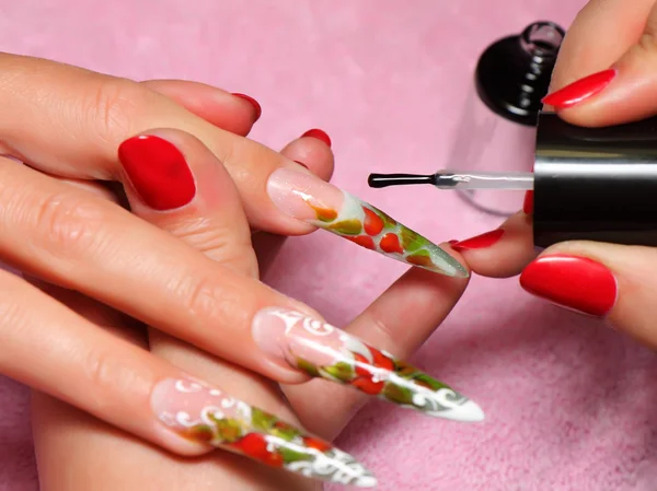 Nail art. Arbetsprocessen. — Stockfoto