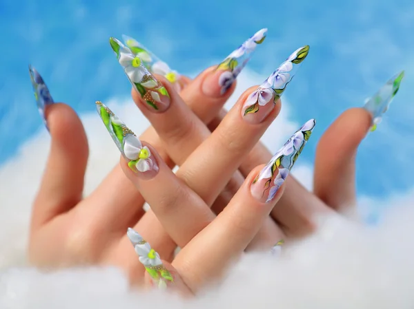 Flores acrílicas nas unhas das mulheres . — Fotografia de Stock