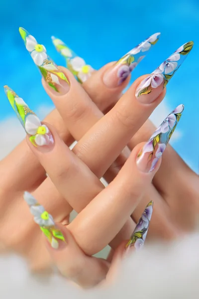 Acryl bloemen op vrouwen nagels. — Stockfoto