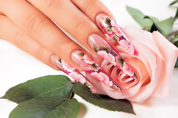 Schoonheid bloemdessin nagels. — Stockfoto