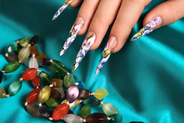 Bloemmotief op de nagels. — Stockfoto