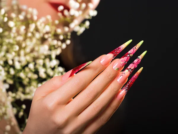 Unhas de design floral rosa beleza . — Fotografia de Stock