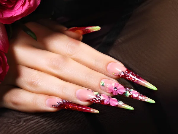 Desenho floral em unhas . — Fotografia de Stock