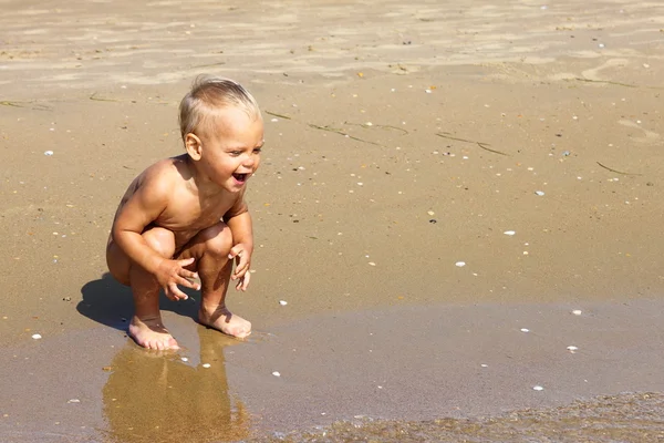 Dziecko jest gra na wybrzeżu Morza. — Zdjęcie stockowe