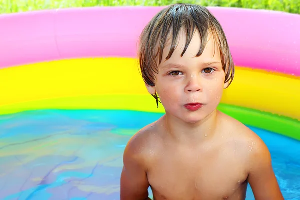 Dziecko pływa w basenie. — Zdjęcie stockowe