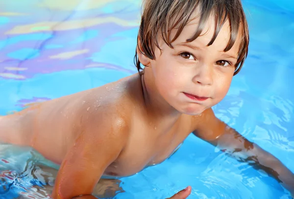 Kid swims in the pool. — Stock Photo, Image