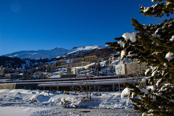 Удивительный вид на заснеженные дороги и тротуары на озере Санкт-Петербург в солнечный зимний день, много снега. Пустые дороги, нет людей. Вид на горы. Показатель снежной высоты палочки.