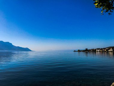 İsviçre Rivierası 'nın muhteşem manzarası, Cenevre Gölü, Montreux' un kıyısında. Yaz güneşli bir gün, kesinlikle mavi bir gökyüzü