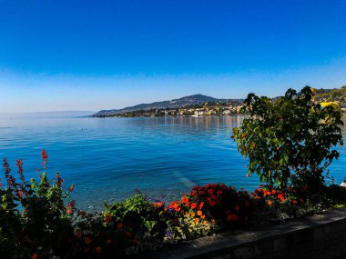 İsviçre Rivierası 'nın muhteşem manzarası, Cenevre Gölü, Montreux' un kıyısında. Yaz güneşli bir gün, kesinlikle mavi bir gökyüzü