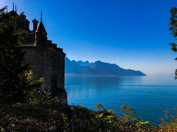 Из окон открывается вид на швейцарскую Ривьеру, на край Женевского озера в Монтре. Летний солнечный день, абсолютно голубое небо