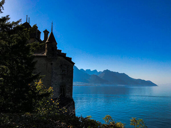 Из окон открывается вид на швейцарскую Ривьеру, на край Женевского озера в Монтре. Летний солнечный день, абсолютно голубое небо