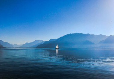 Güneşli bir günde Cenevre Gölü 'nün muhteşem manzarası. Kesinlikle mavi gökyüzü. Tahta köprüsü olan dramatik ve resimli bir sahne. Popüler turist eğlencesi. Montreux, Avrupa 'nın merkezi.