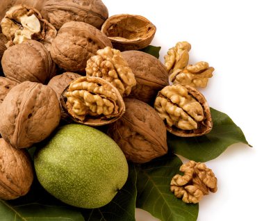 Beyaz bir arka plan üzerinde kuru ceviz yığını