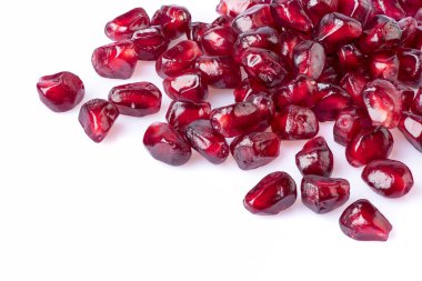 Beyaz arkaplanda nar tohumları