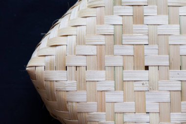 Geleneksel bambu hasır sepeti, yiyecek ambalajı ve diğerleri için uygun. Üst manzara, siyah arkaplanda izole edilmiş. Kullanılabilir metin ve kopyalama alanı.