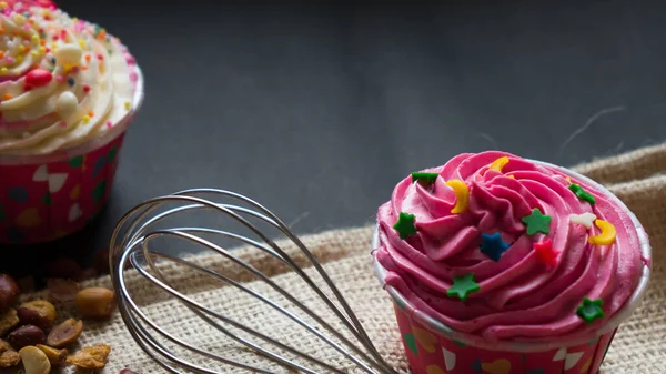 Retratos Los Cupcakes Con Bonitos Topping Diminutos Coloridos Diferentes Formas — Foto de Stock