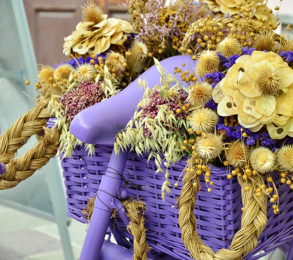 Old bicycle with basket of flowers in the street — Stock Photo, Image