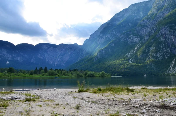 Bella mattina sul lago in montagna — Foto Stock