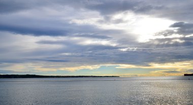 Panoramik dramatik günbatımı gökyüzü ve alacakaranlıkta tropikal deniz