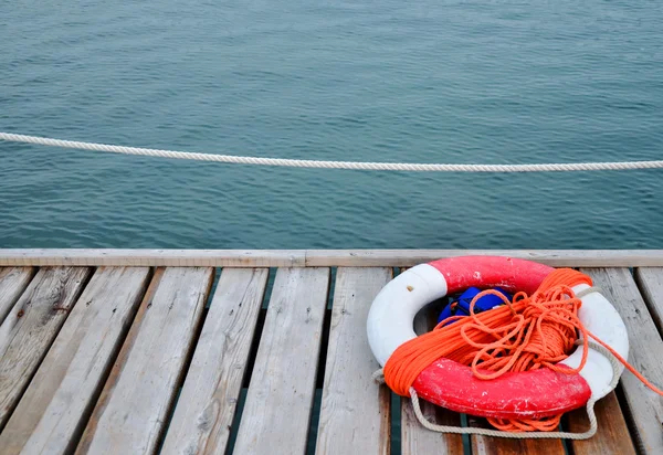 Lifebuoy vermelho em frente ao mar azul — Fotografia de Stock